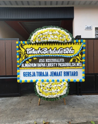Papan Bunga Duka di Tunjungan
